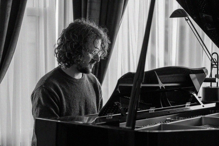 Jonas Myers at the piano